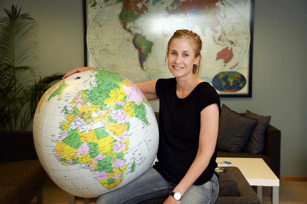 Siri Asphaug Holmøy.jpg Siri Asphaug Holmø sitter med jordkloden i hendene