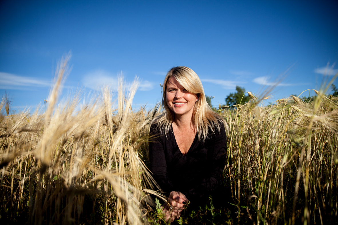 Kari Helene Partapuoli.jpg Kari Helene Partapuoli i solfylt kornåker