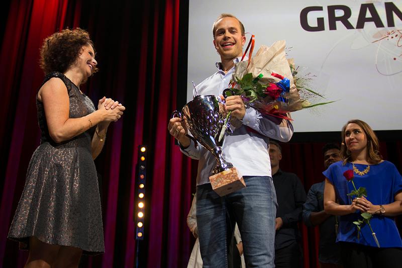 FGP-red.jpg NUMMER EN: Torbjørn Øygard Skodvin fra Rognan i Nordand vant Forsker Grand Prix i Trondheim lørdag. Et gavekort på 20.000 kroner fulgte også med seieren. Til venstre konferansier Nadia Hasnaoui.