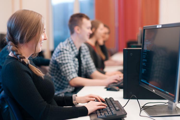 Informatikkstudenter på lab Informatikkstudenter på lab