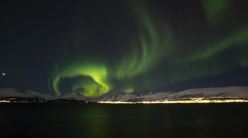 Nordlys.jpg En av nordlysets kulører er grønn, som oftest opptrer i nord.