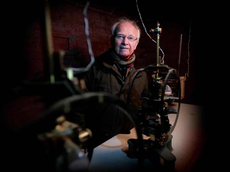 Asgeir-inne-2.jpg Asgeir Brekke besøker Absolutthuset ved Prestvannet i Tromsø over 50 år etter at han først begynte med nordlysforskning.