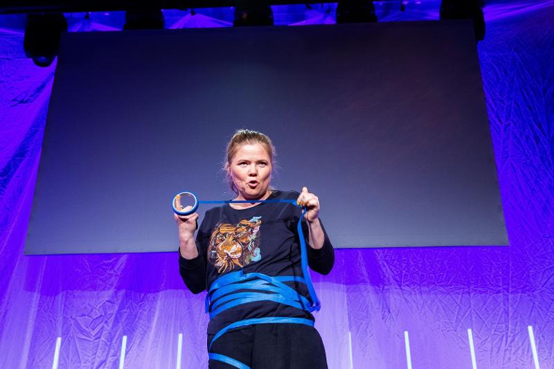 Kristina Junttila Valkoinen på scenen under finalen av Forsker Grand Prix