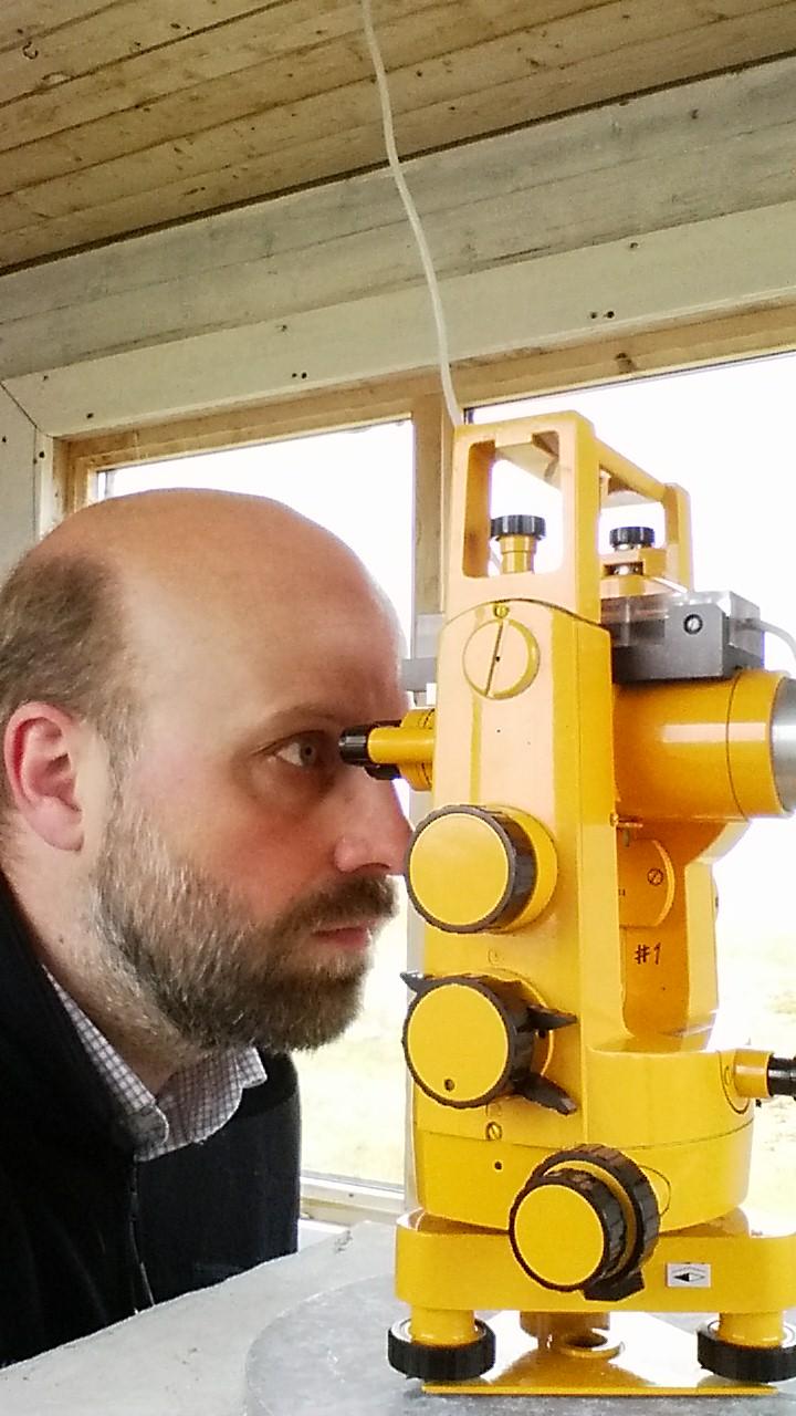 image20190803_094028698.jpg Magnar Gullikstad Johnsen gjør en absoluttmåling på Bjørnøya med en landmålingskikkert. Absoluttmålingene brukes til å kalibrere magnetometerne forskerne har, slik at de også gir riktige verdier av magnetfeltet