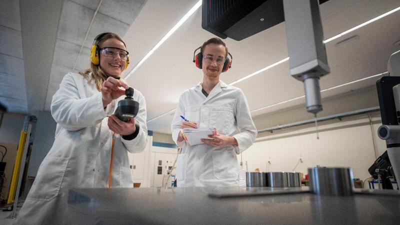 Mo i Rana Kvinne, mann og 3D-printer