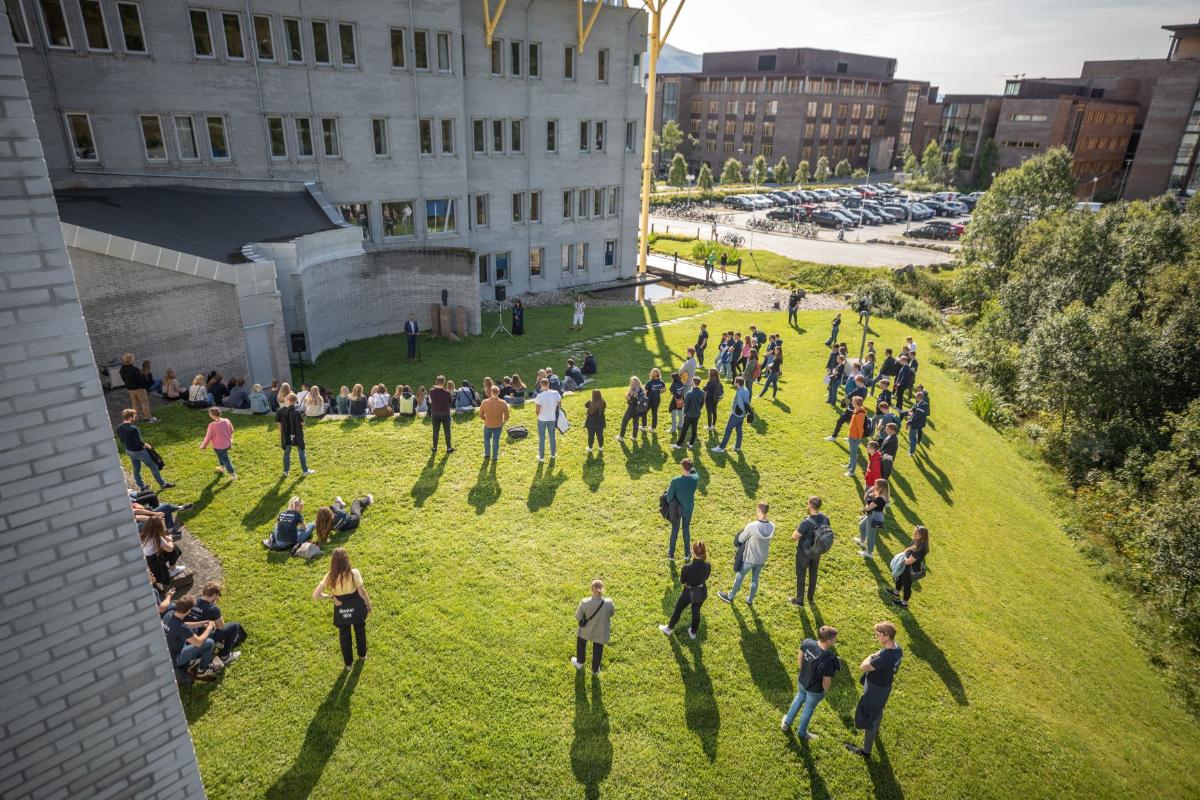 studenter på campus
