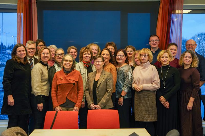 Gruppebilde_med_Pedagogisk_Akademi_UIT_26719_Foto_Kaja_Alexandra_Halvei_Larsen.jpg Gruppebilde av en rekke forskere og undervisere.