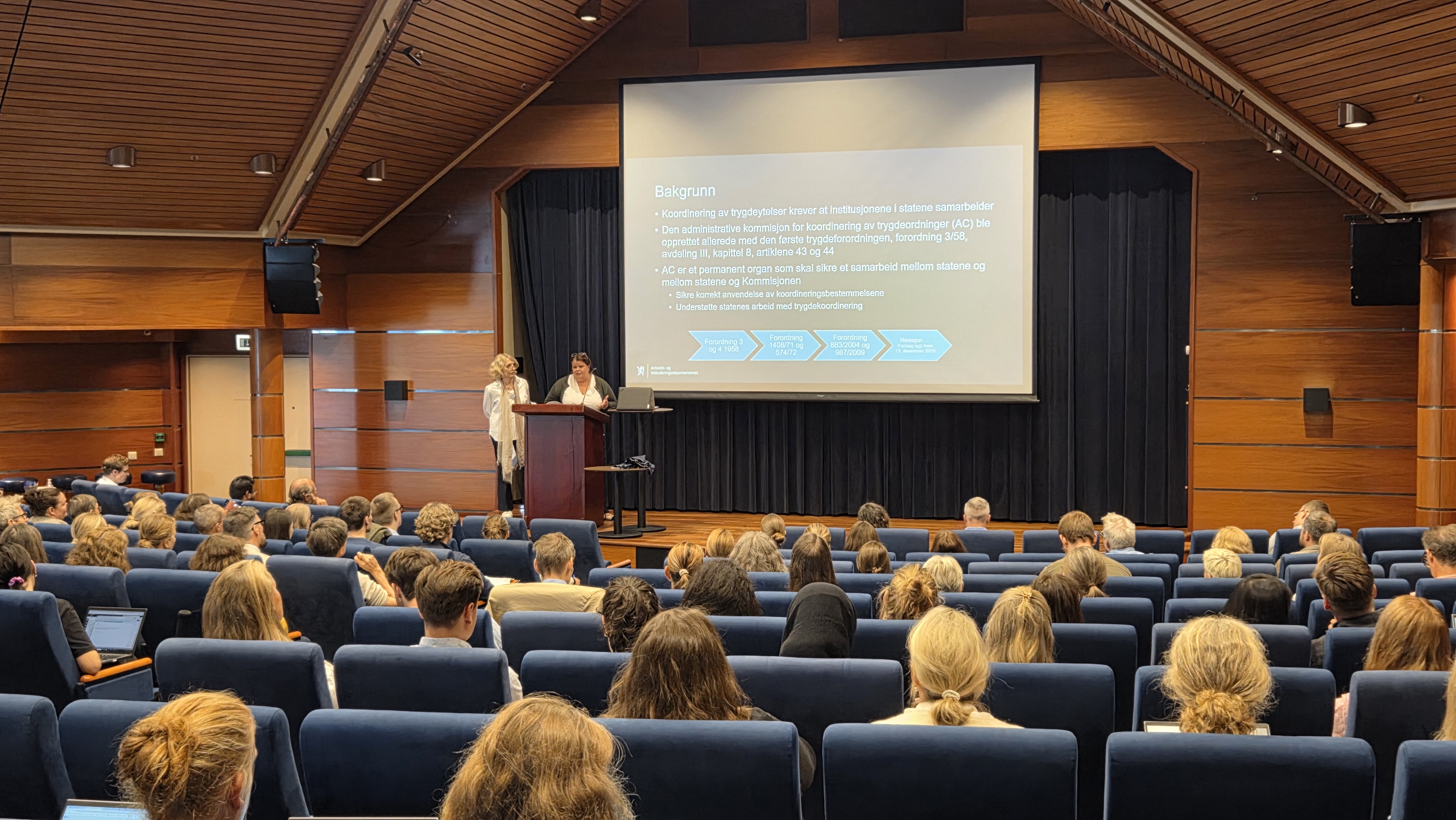 EØS trygderettskonferanse Trine Eline Homble og Anne-Louise Resberg 2.jpg Anne-Louise Resberg og Trine Eline Homble holder presentasjon under Trygderettskonferansen