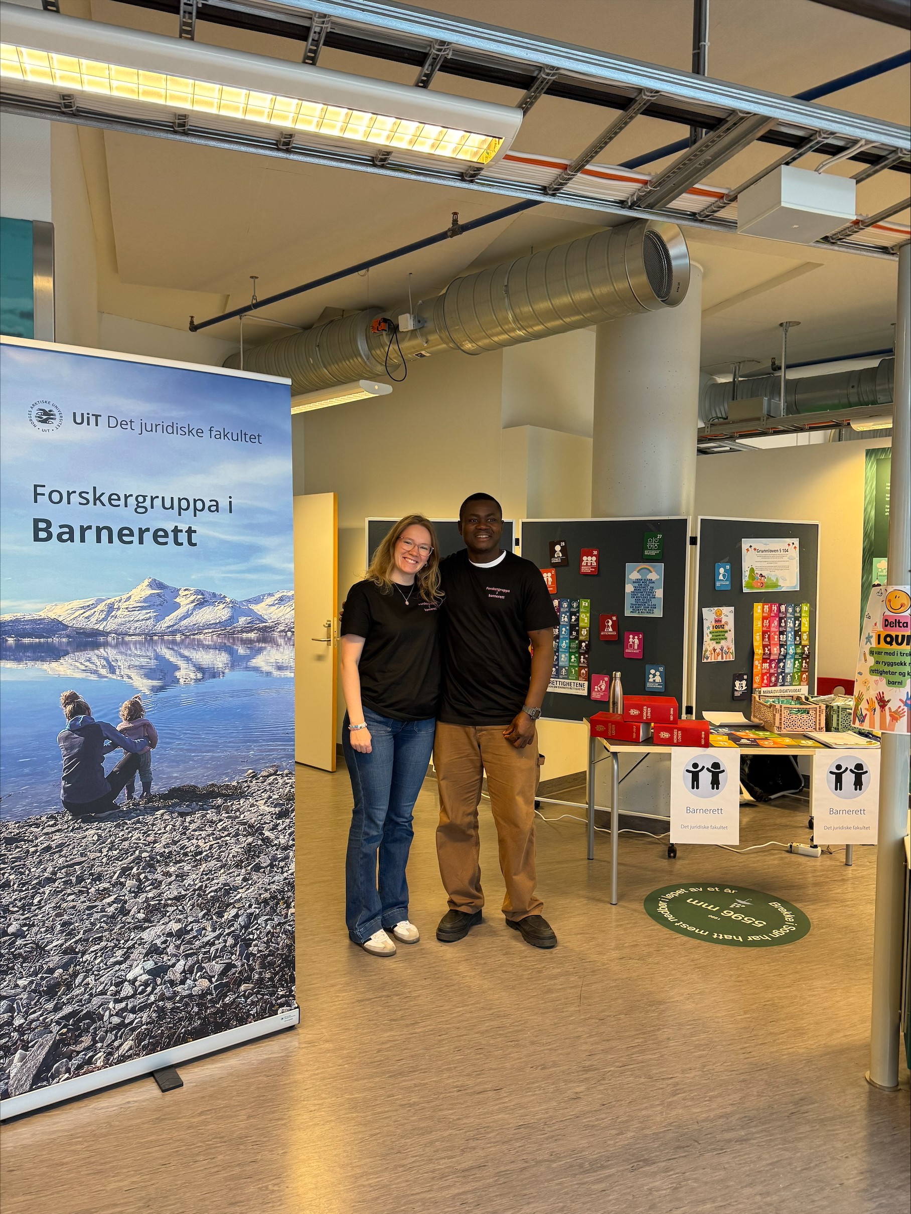 Ida og Gilbert poserer på stand