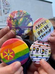 Bilde KREATIVT VERKSTED | Lag en button til Pride