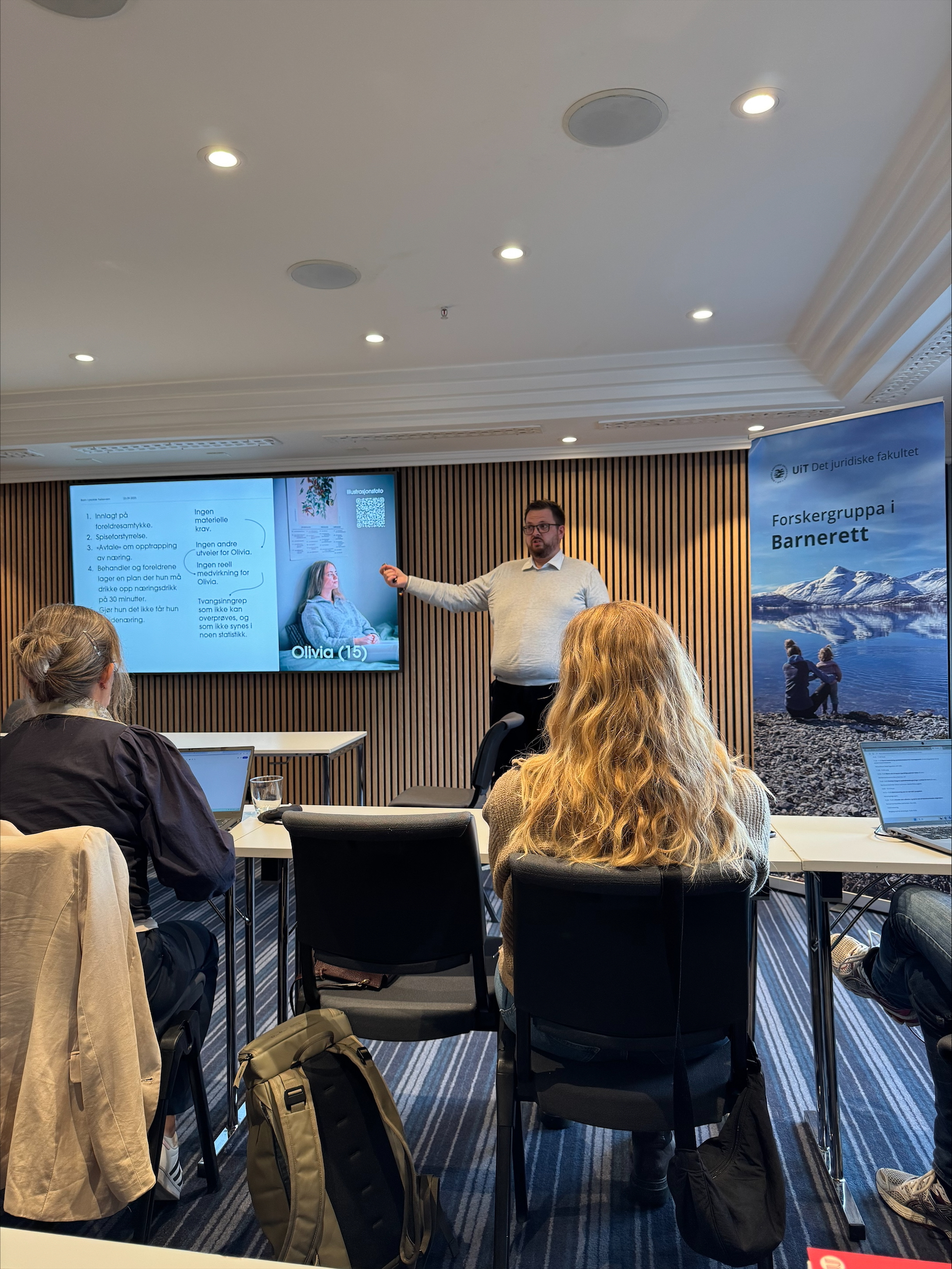 Generalsekret&aelig;r Adrian Lorentsson, Mental helse ungdom, her i full gang med foredraget "Hvordan fungerer psykiskhelselovgivningen i praksis for barn".