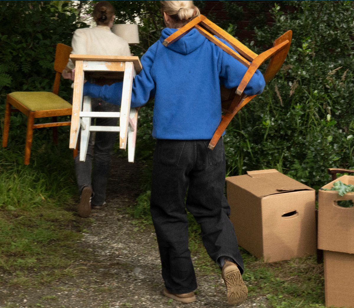 Studenter som bærer flyttelass