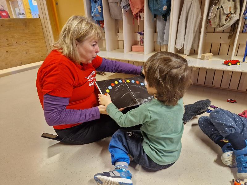 20251120_100415.jpg KREATIVITETEN I BRUK: Studieprogramleder ved barnehagelærerutdanningen ved UiT, Marit Sundelin, fikk bruk for kreativiteten sin, da hun hadde høytlesning fra den interaktive boken