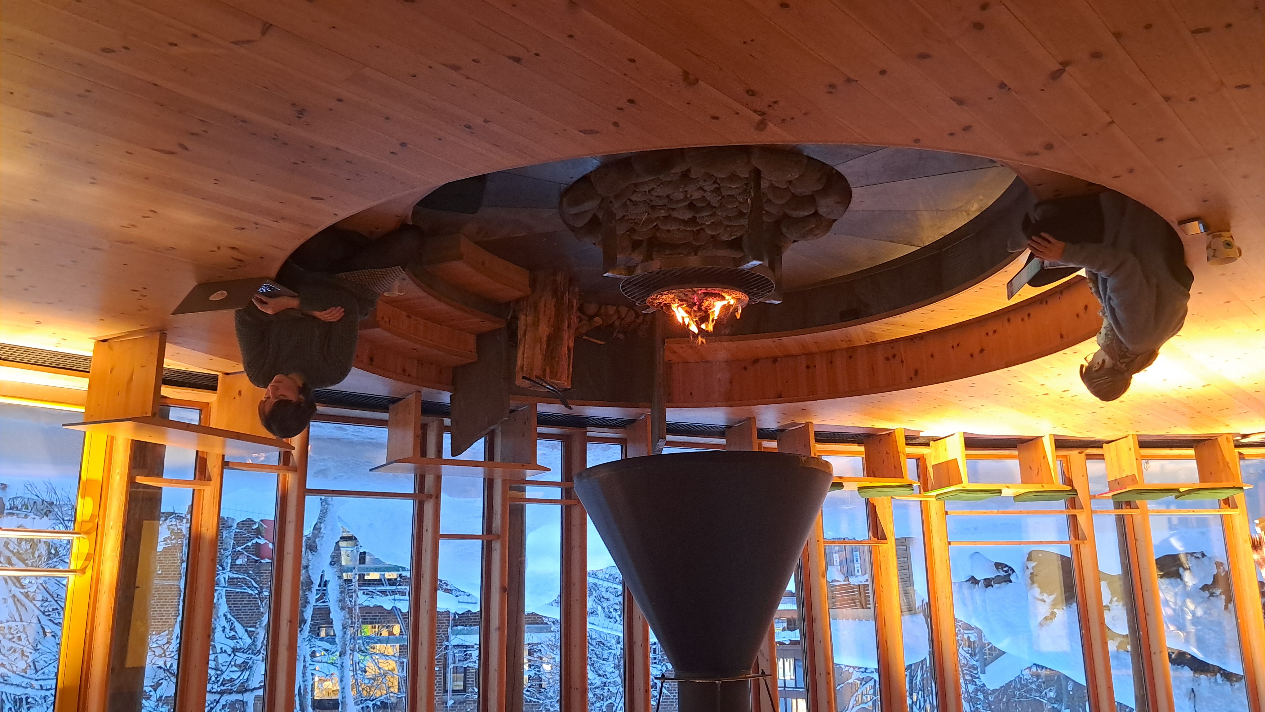 En liten del av deltakerne sitter rundt peisen og jobber