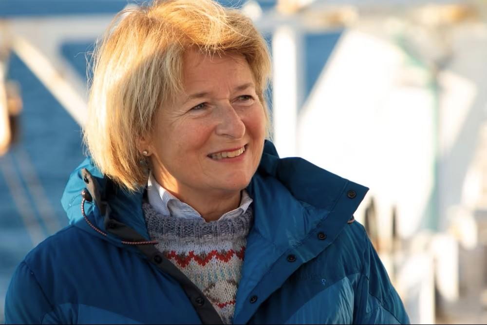 portrett av en smilende kvinne utend&oslash;rs