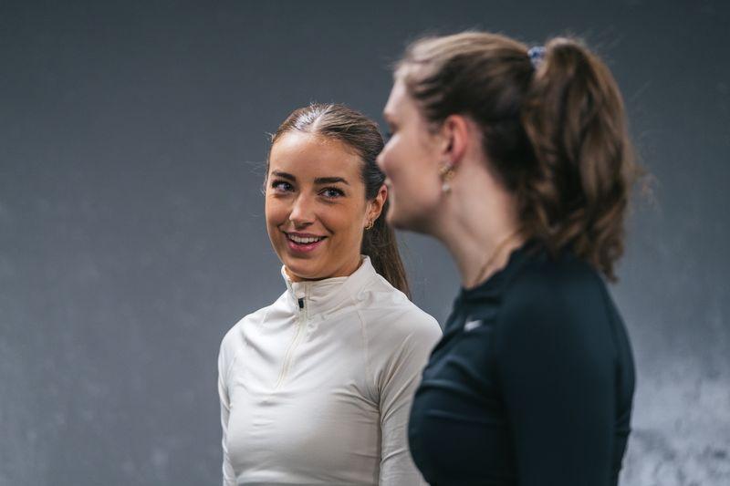 Kvinne p&aring; en talerstol med hvit lerret i bakgrunnen