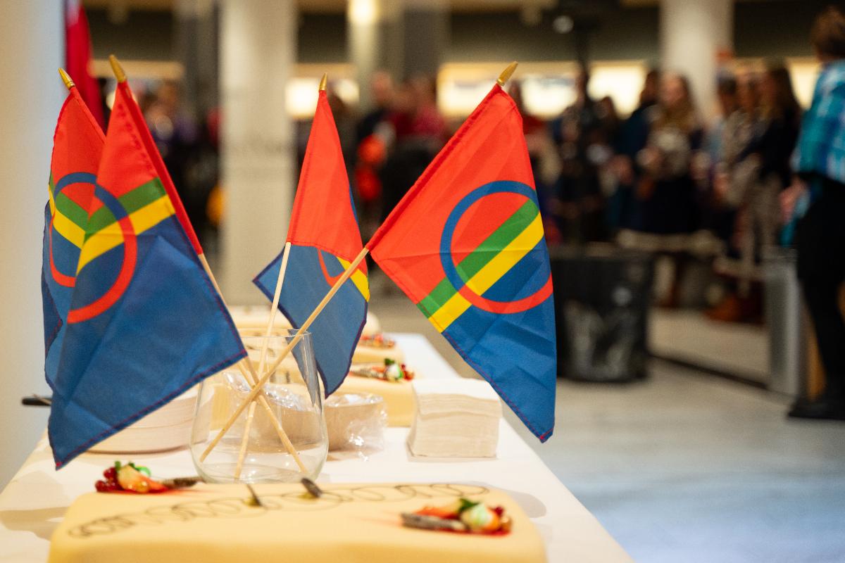 Koftekledd mann ordner seg kake i anledning 6. februar. 