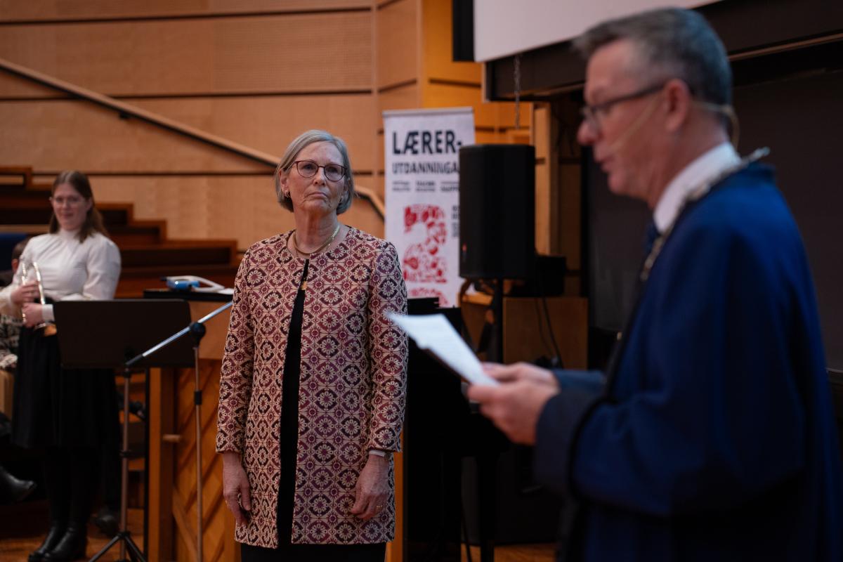 Universitetsrektor overrekker &aelig;redoktortittel til kvinnelig professor i pedagogikk