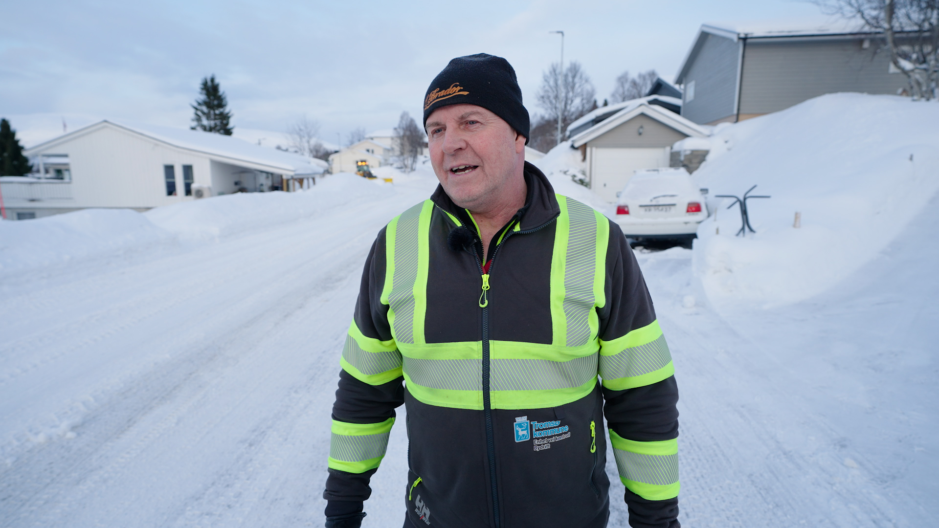 Ansatt i Troms&oslash; bydrift st&aring;r ute p&aring; gata i vinterv&aelig;r