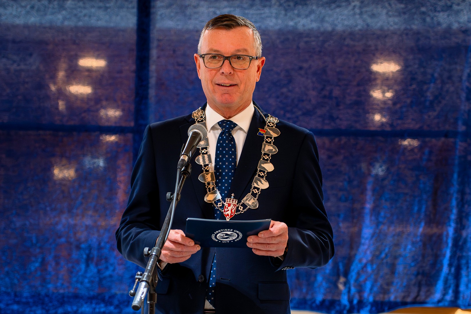 Rektor, mann, med kjede taler.