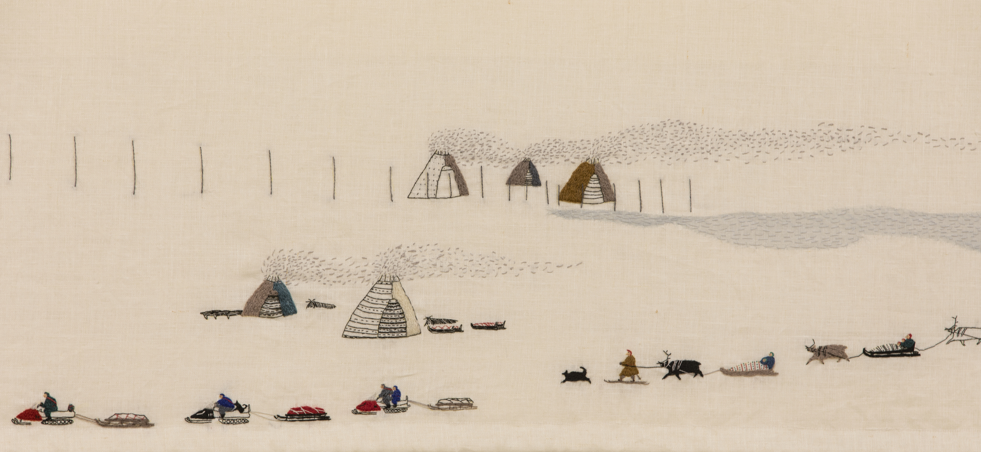 n&aelig;rebilde av broderi av samiske lavvuer og reinsdyr